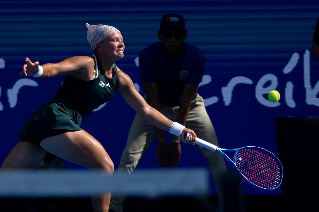 Jugada. La rusa Diana Shnaider devuelve una bola ante la belga Elise Mertens este jueves, durante un partido de cuartos de final del Abierto de Tenis de Monterrey.