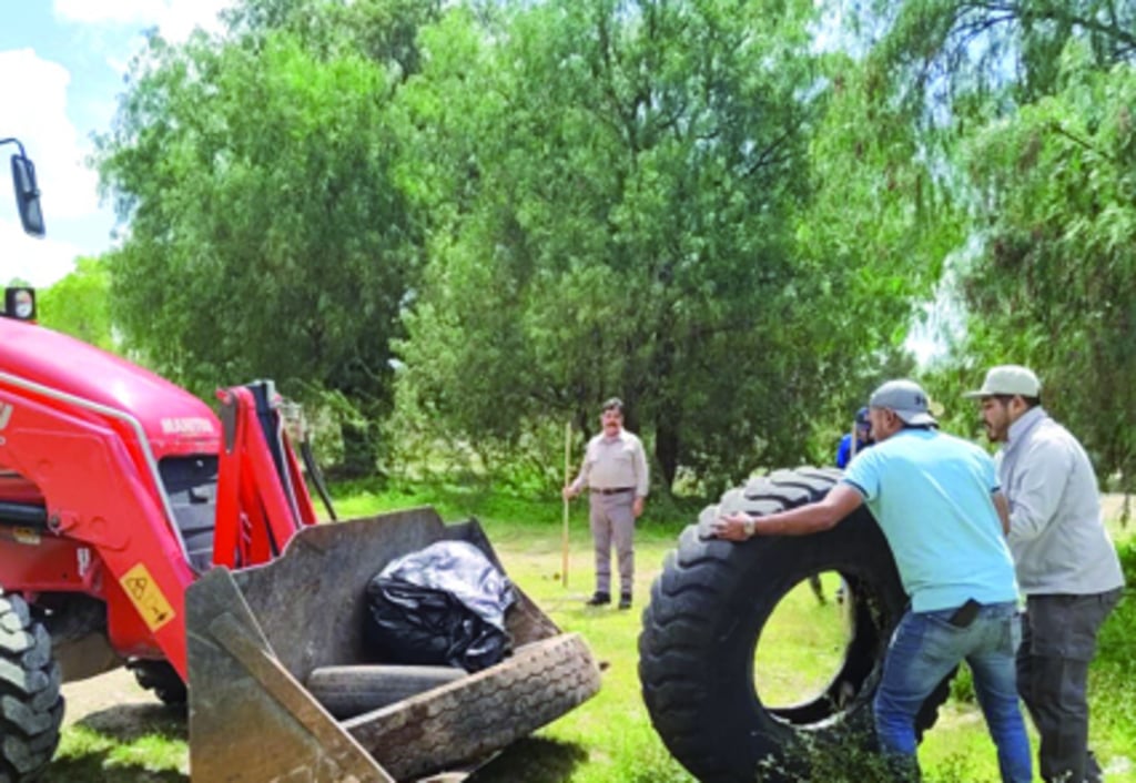 Llantas que mucha gente deja o tira en las orillas del río Tunal son parte de la basura.