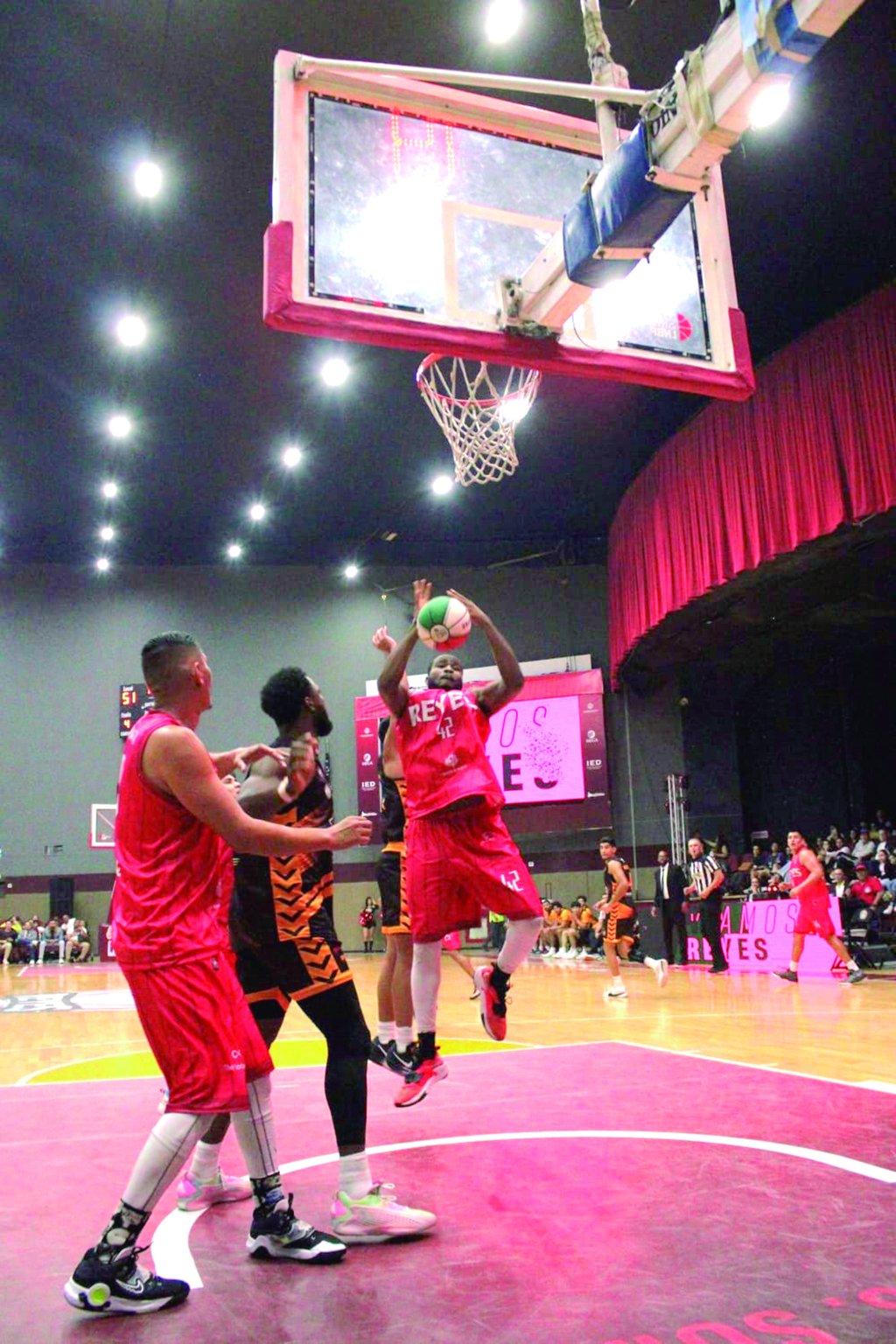 Dato. Para Reyes, los máximos anotadores fueron Dillion Smith con 25 puntos, Brandon Reyna con 24 y Alex Holcombe con 13.