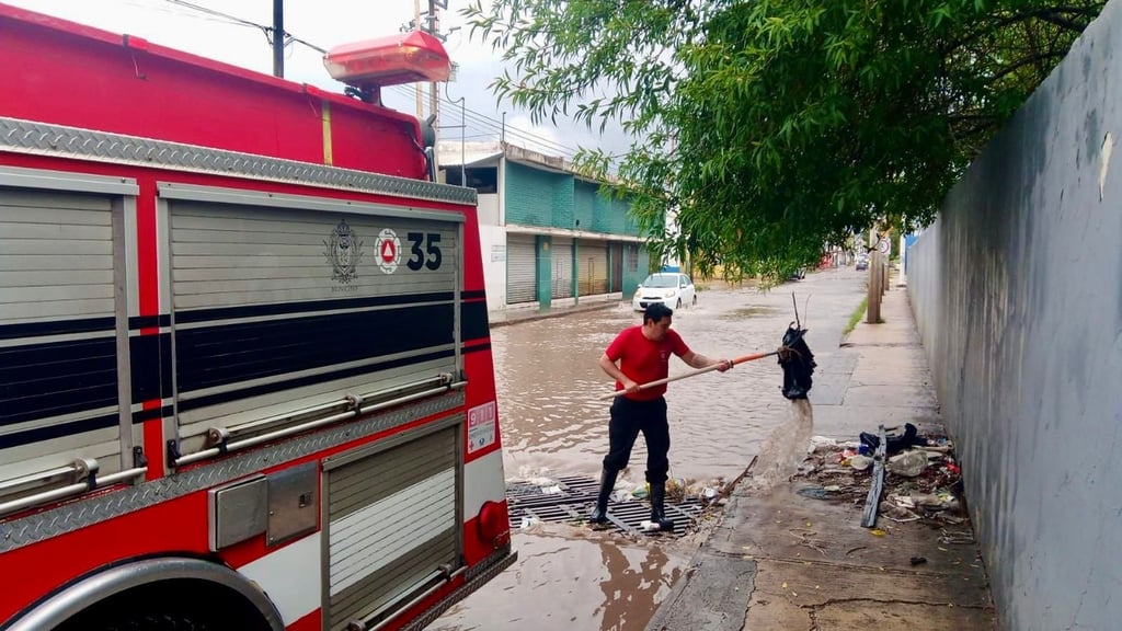 Basura acumulada. Los encharcamientos se generan por la basura que tapa a las rejillas.