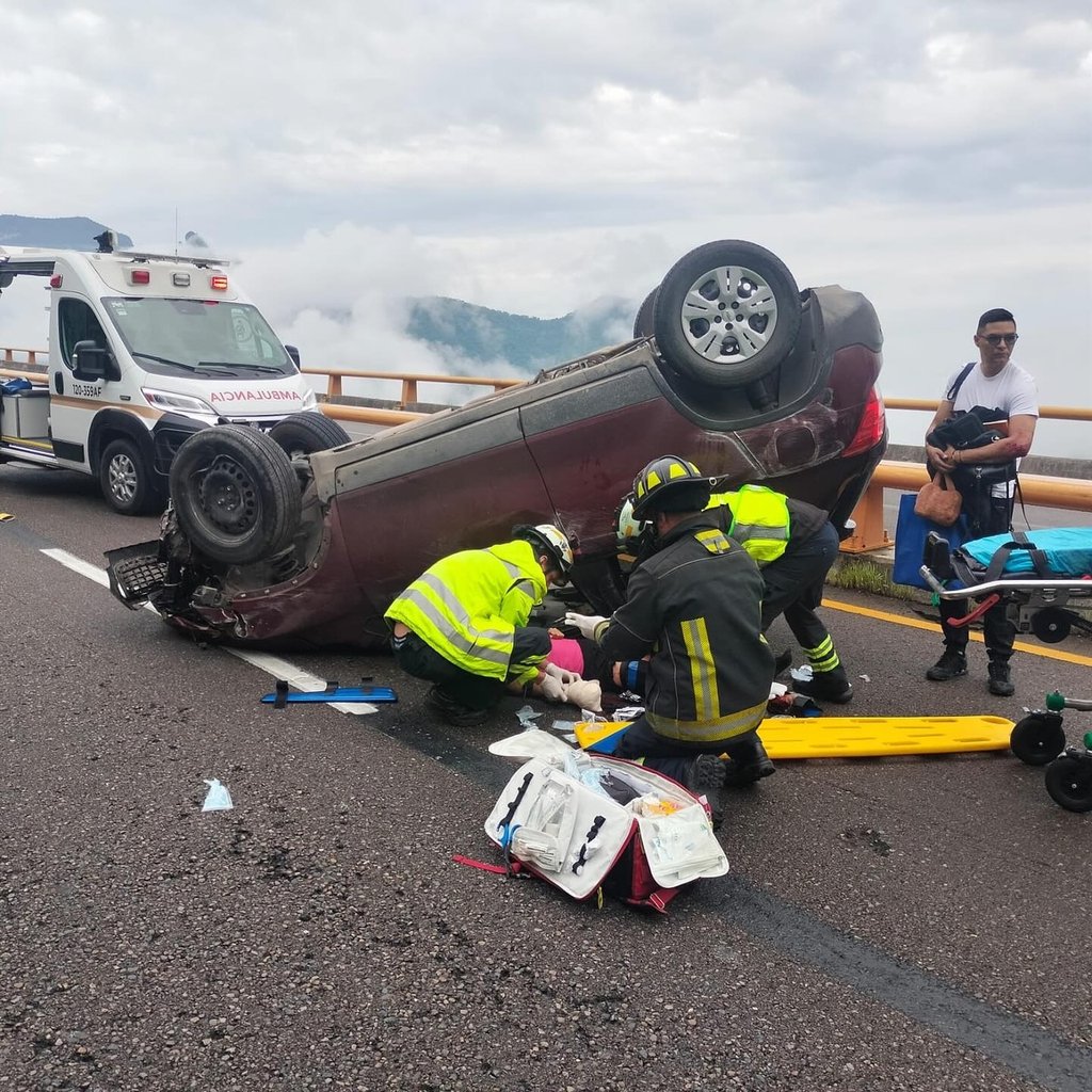 Luto. Una mujer de 36 años perdió la vida por las lesiones que sufrió al volcar la camioneta en la que viajaba por la Supercarretera Durango-Mazatlán.