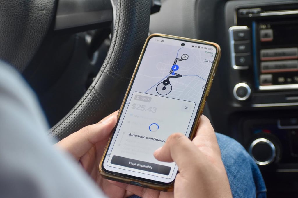 Alta demanda. Arturo muestra cómo cierta aplicación invita a los conductores a visitar ciertas zonas concurridas por una propina extra para darse abasto cuando hay alta demanda.