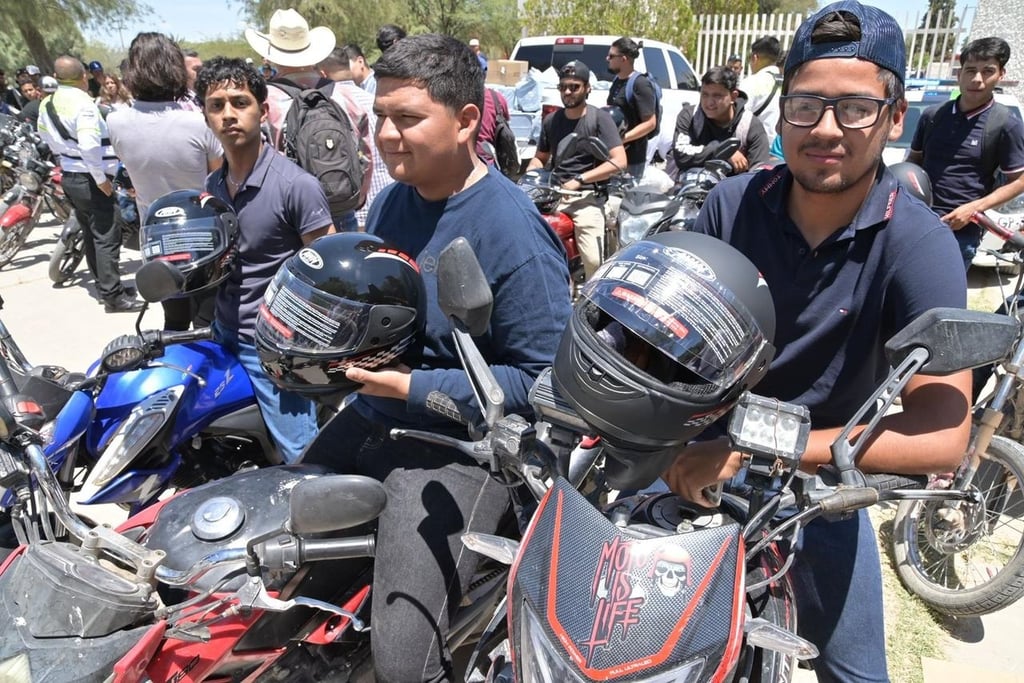 Respaldo. Se entregaron de manera gratuita más de 500 cascos y chalecos reflejantes a personas que no contaban con los recursos para adquirir este equipo de protección.