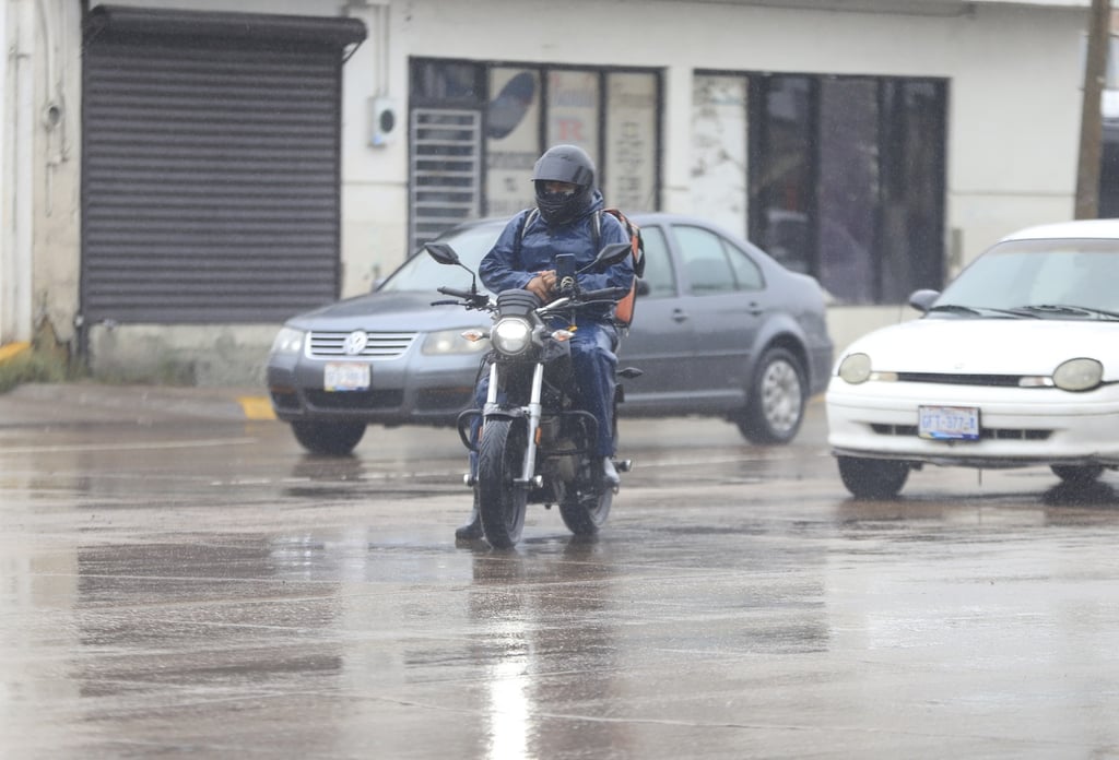 Es complicado circular en motocicleta cuando está lloviendo, por lo que se pide comprensión.