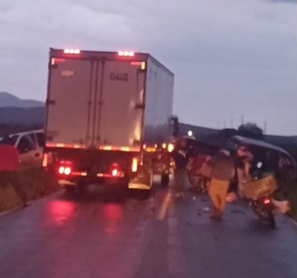 Decesos. Dos personas perdieron la vida en un choque frontal de dos camionetas en la carretera libre Durango-Gómez Palacio.