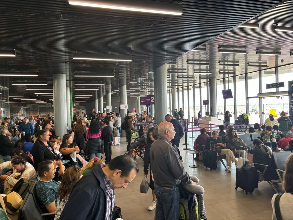 Situación. La sala de espera del aeropuerto de Durango estuvo llena de personas que esperaban ir a la Ciudad de México, dos vuelos que se retrasaron por la intensa neblia. Otros dos vuelos que debieron aterrizar en el aeropuerto local también retrasaron su llegada.
