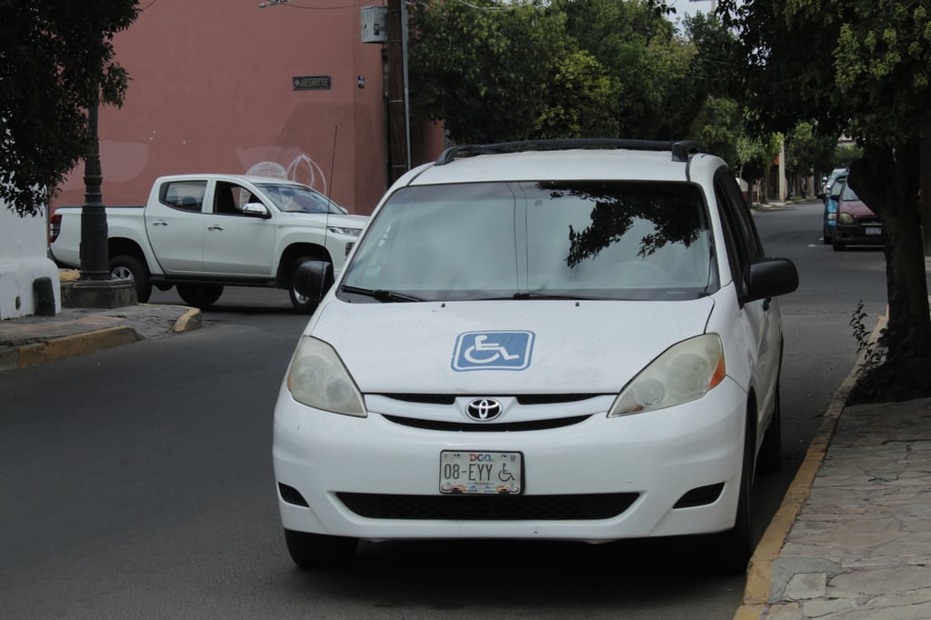 Estacionamiento. Se pide también respetar los cajones destinados para vehículos con estas placas.