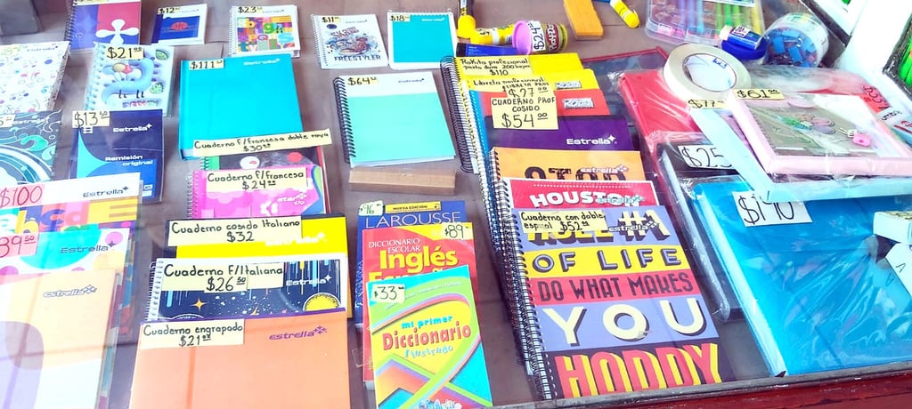 Desembolso. Para los padres de familia, el gasto en la compra de utiles escolares es elevado, un promedio de mil 500 pesos por hijo en edad escolar.