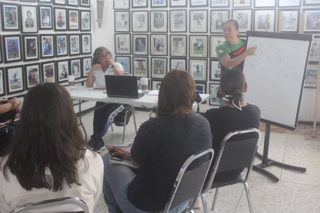 Entrenadores de gimnasia toman capacitación