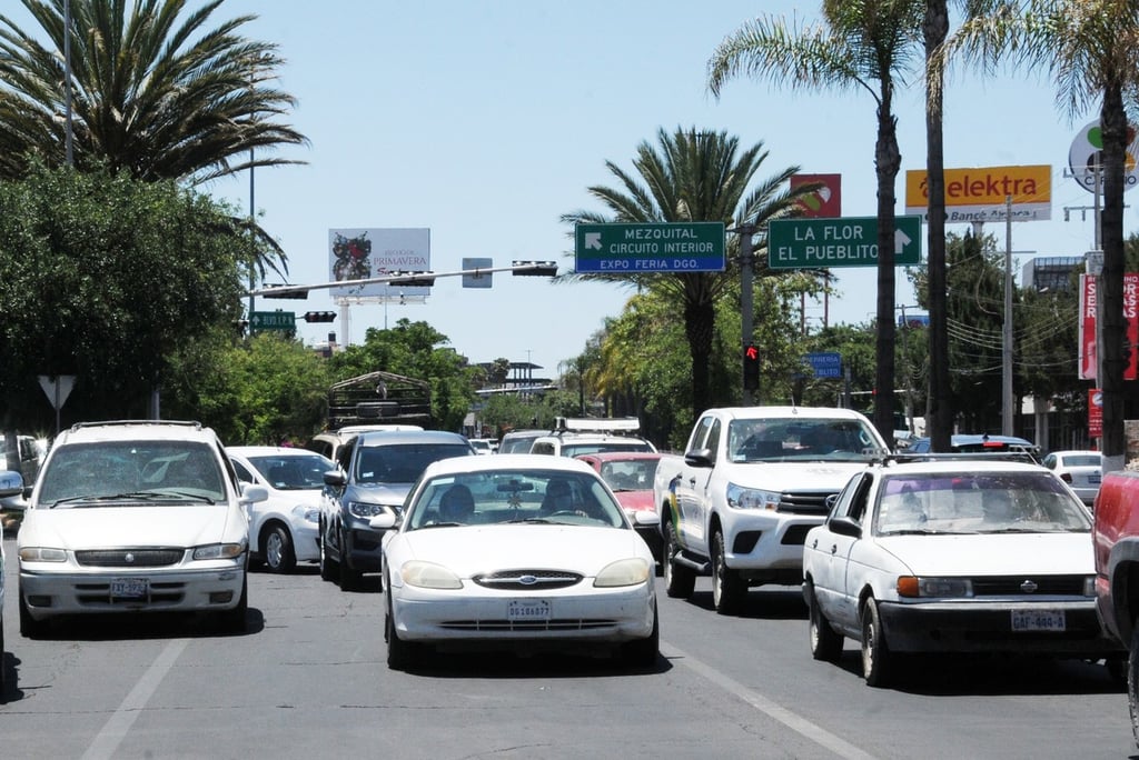 Congestionamiento. Es durante el inicio de clases y de actividades de dependencias gubernamentales que en diferentes zonas de la ciudad se genera mayor número de vehículos en las horas de entrada y salidas de las instituciones, por lo que se avanza con lentitud.