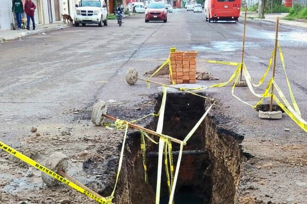 Colapsa red de drenaje en el fraccionamiento Fidel Velázquez; aparece enorme socavón