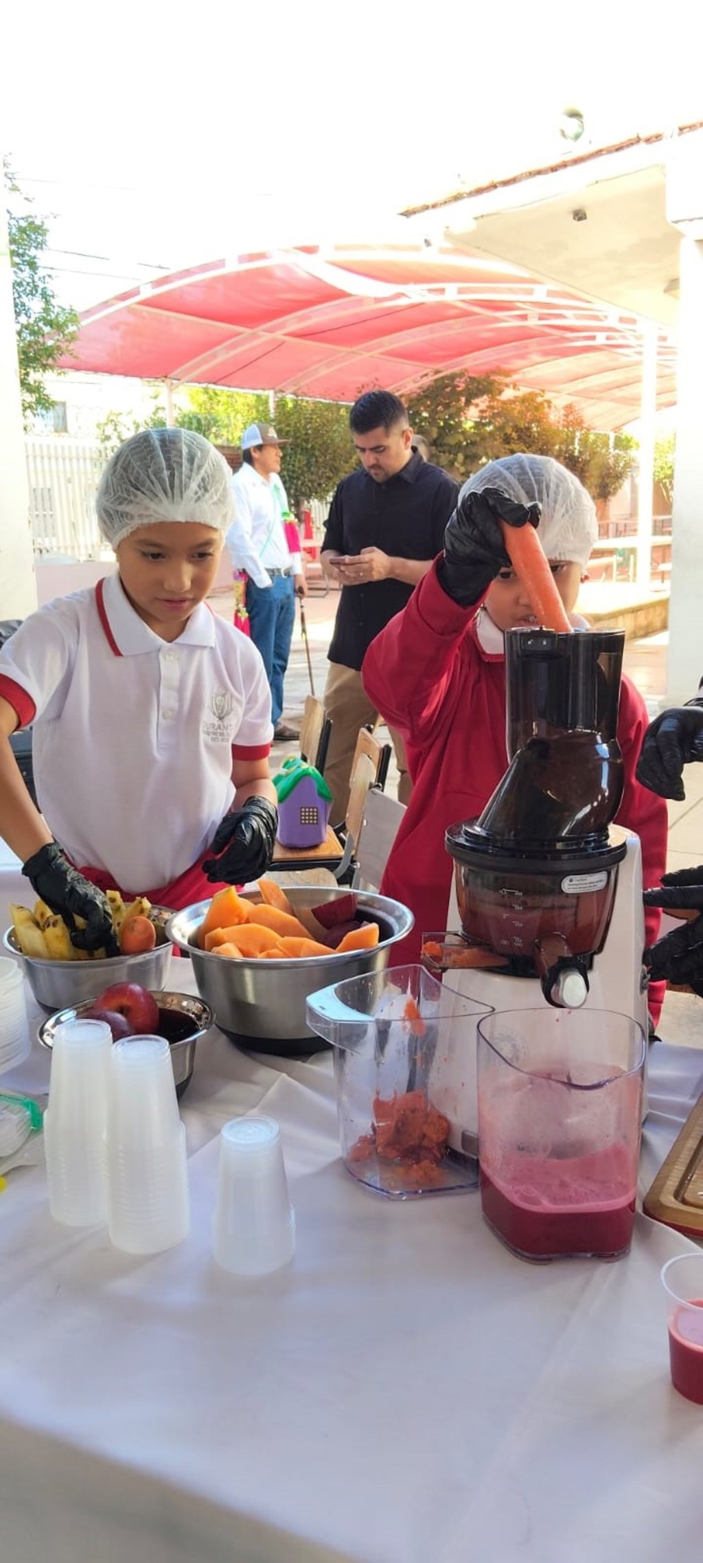 Hábito. Estudiantes de nivel Básico poco a poco están aprendiendo a llevar una mejor alimentación, más sana.