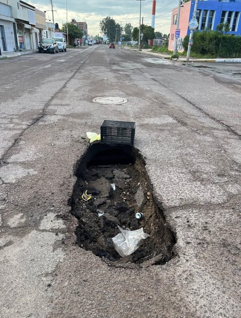 Lugar. Este es el socavón que se formó porque la tubería de drenaje se desintegró tras más de 40 años de haber sido instalada en este sector del fraccionamiento Fidel Velázquez.