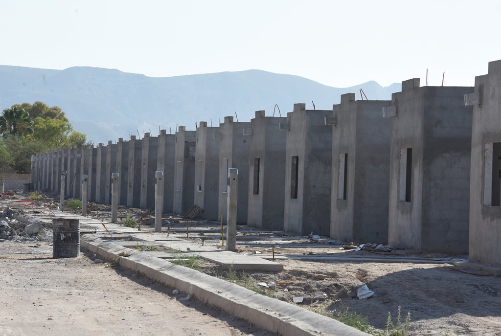 Servicios. En ocasiones las autorizaciones para nuevos fraccionamientos demoran ya que no se cuenta con los servicios necesarios.