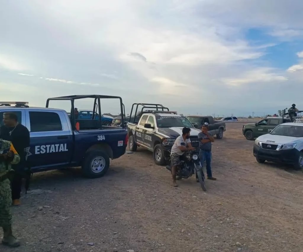 Percance. Un adolescente en motocicleta, enfrente de sus abuelos, intentó ganarle el paso al tren, pero fue embestido por la 'mole de hierro'.