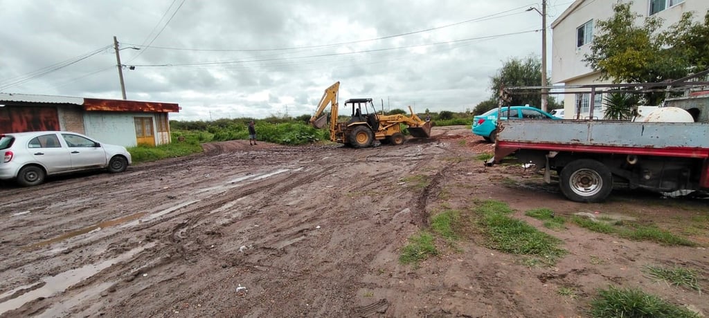 Trabajos. Una retroexcavadora que los mismos habitantes pagaron para tratar de darle cauce al agua y evitar que se forme la laguna de siempre que inunda las casas.