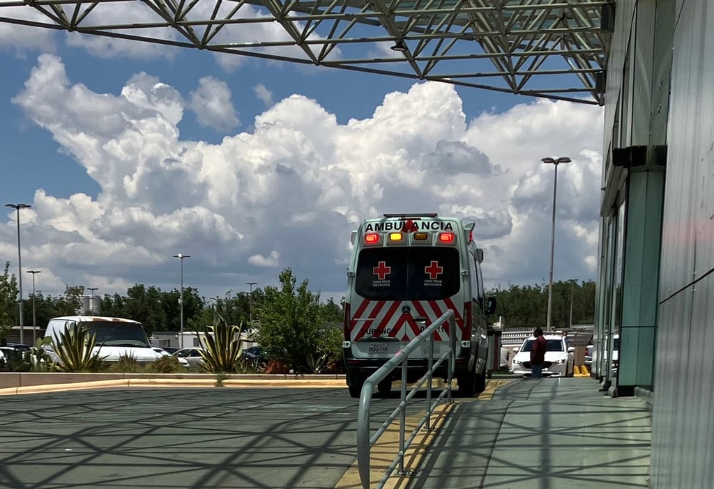 Accidente. Un hombre a bordo de su moto fue embestido por un automovilista en el estacionamiento de una plaza comercial.