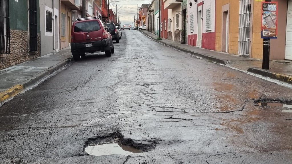 Peligro. Cuando se registran lluvias en la ciudad surgen baches en algunas calles, lo que genera molestia y riesgo a conductores.