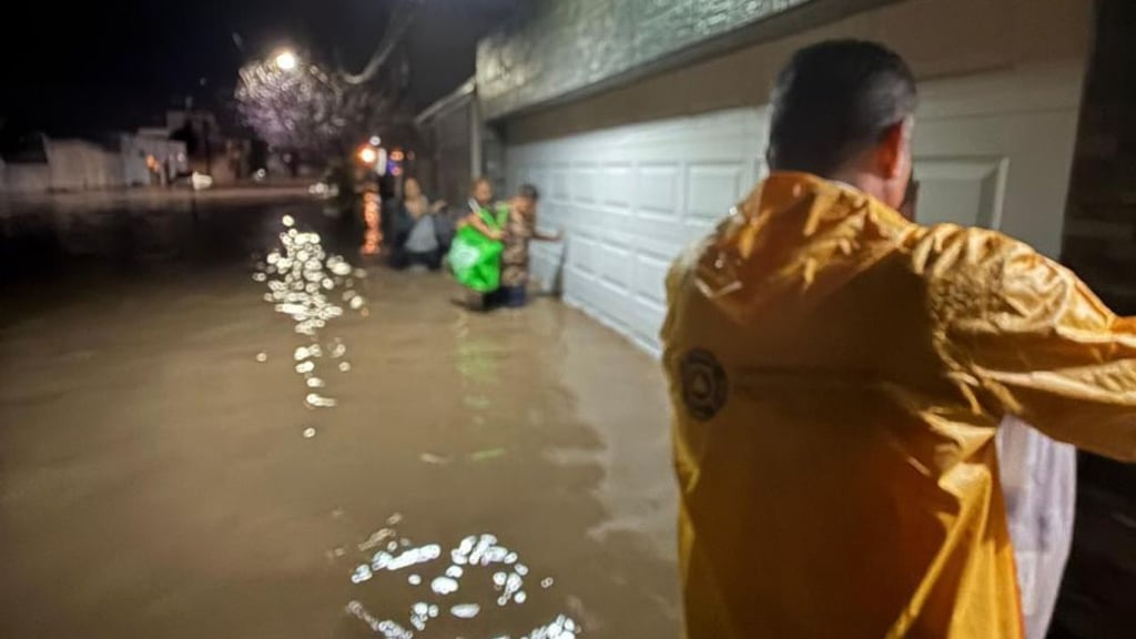 Lluvias colapsan calles y obligan a evacuaciones en la capital
