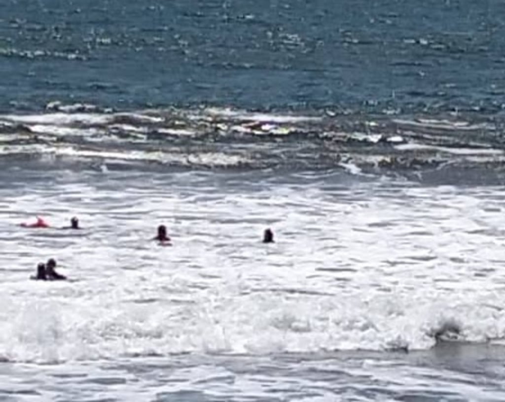 Labor. Salvaron a tres duranguenses de morir ahogados en la playa norte de Mazatlán, Sinaloa.