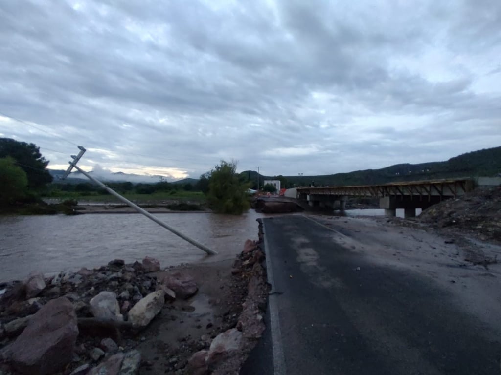 Afectación. En el lugar se encuentran trabajando en un nuevo puente de paso, por lo que autoridades informaron que el colapsado es una vía alterna que se había habilitado.