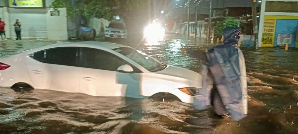 Inundaciones. En algunas zonas de la ciudad el nivel de agua superó el metro de altura. 