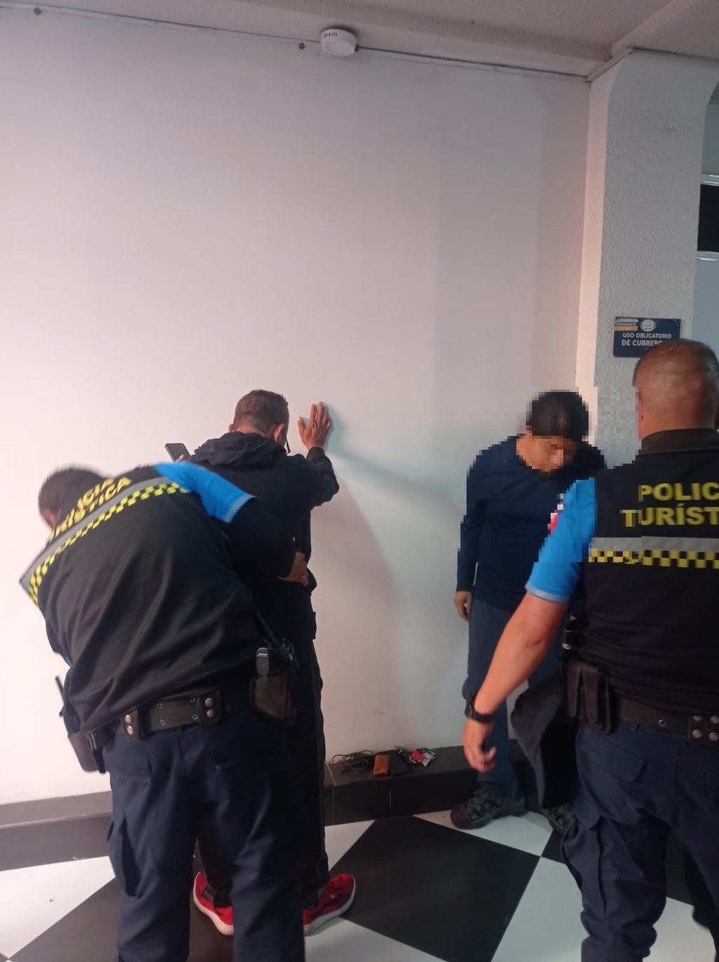 Labor. Elementos de la Policía Turística realizaron el rescate de personas privadas de su libertad y la detención de dos sujetos, presuntamente responsables y víctimas de extorsión.