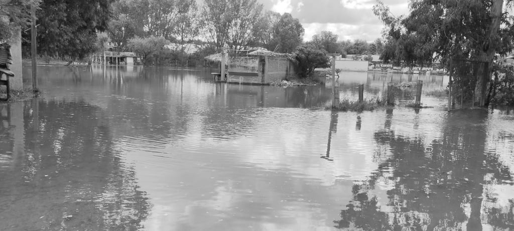 Aclaración. No se inundó la zona de estacionamientos, juegos y tiendas; lo que pasa es que esta zona está dentro del cauce del río Tunal. El problema es que, como no siempre está lleno, la gente la usa como estacionamientos y otras áreas.