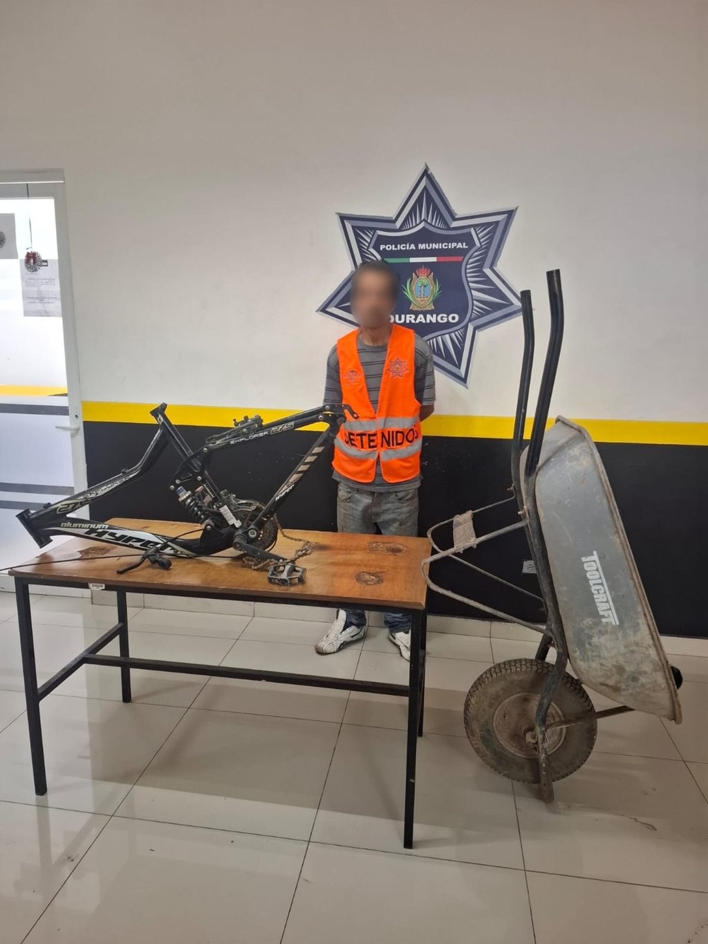 Labor. Un hombre que pretendía robar una carretilla y un cuadro de bicicleta fue arrestado.