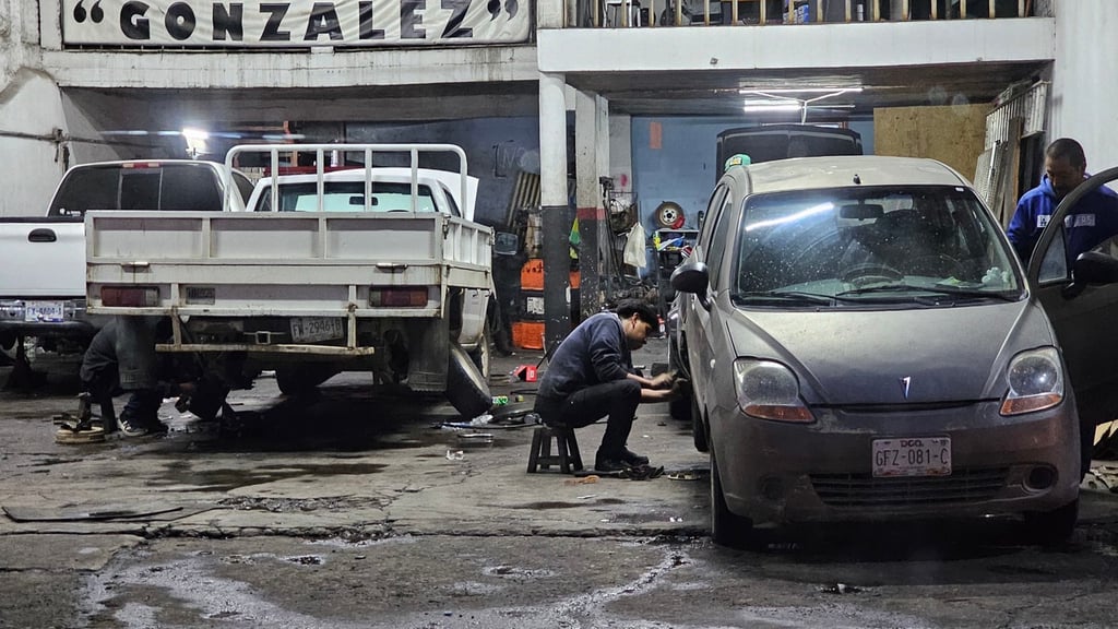 Reparaciones. En ocasiones los vehículos caen en baches y otras veces se dañan con el lodo.
