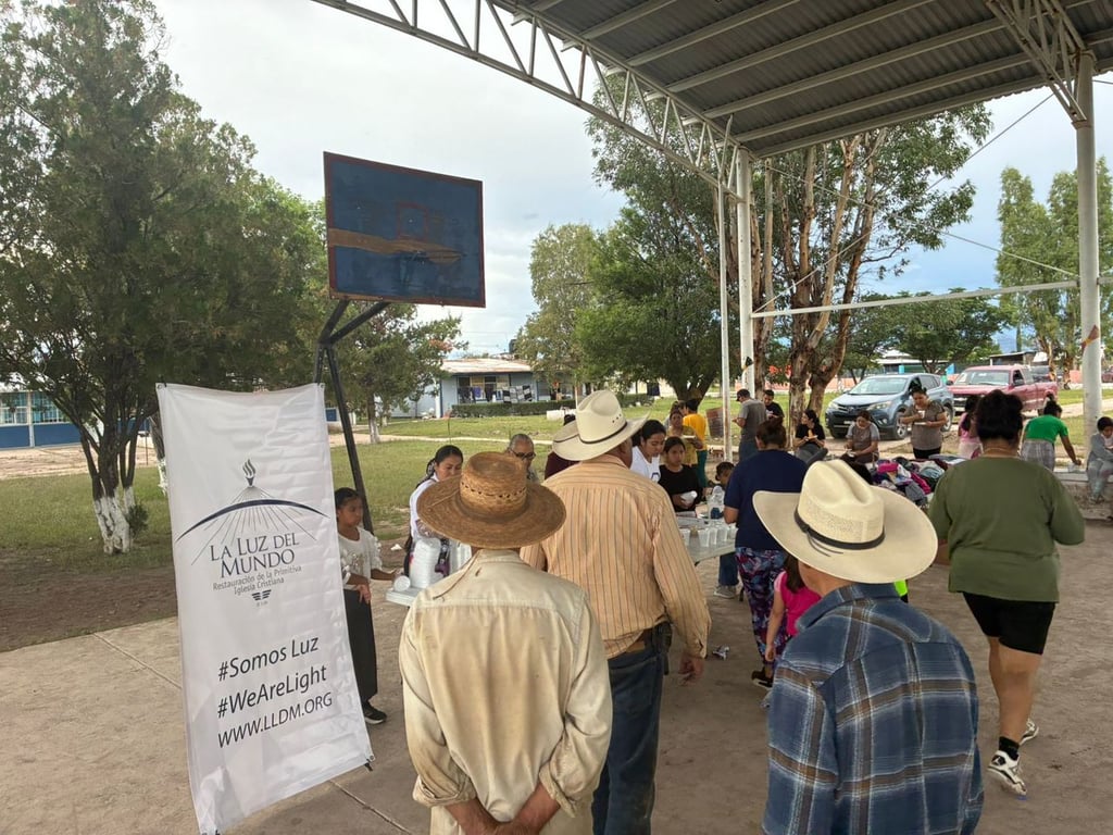 Organización. Habitantes de La Palestina recibieron alimentos, ropa y diferentes insumos donados por integrantes de La Luz del Mundo que se los llevaron directamente hasta la localidad.