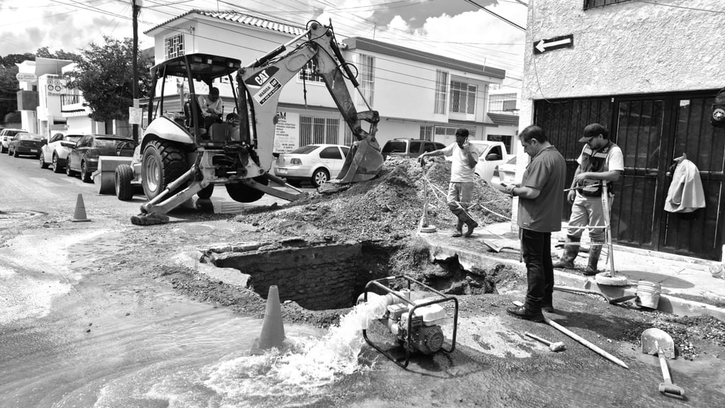 Evaluación. Personal especializado acudió a verificar los daños y a sacar el agua acumulada.