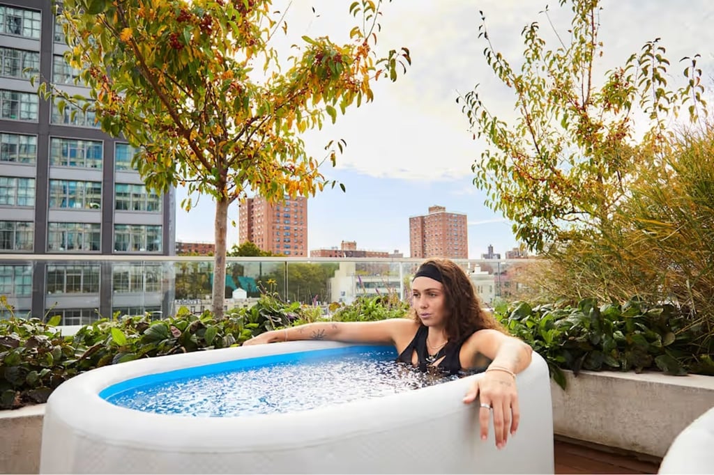 Sumergirse en agua helada después del ejercicio ayuda a reducir la inflamación muscular y acelerar la recuperación.