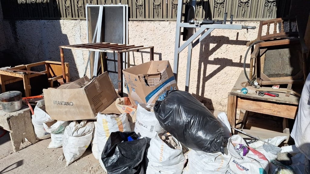 Efectos. Diversos enseres domésticos sufrieron pérdida total en el fraccionamiento San Ángel, derivado de las inundaciones.