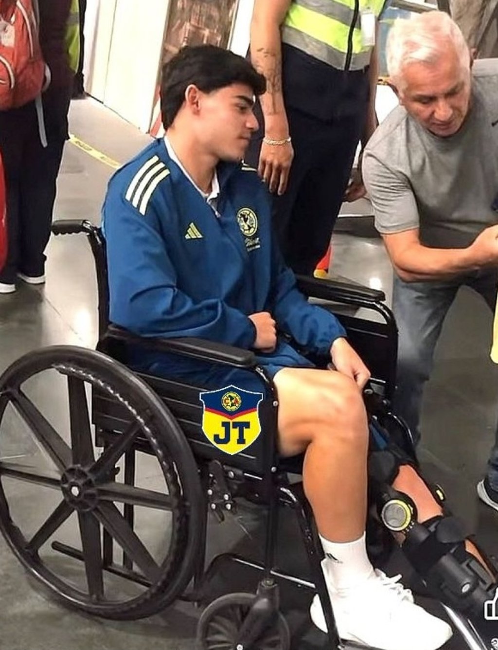 En silla. Dago Espinoza salió del estadio en silla de ruedas.