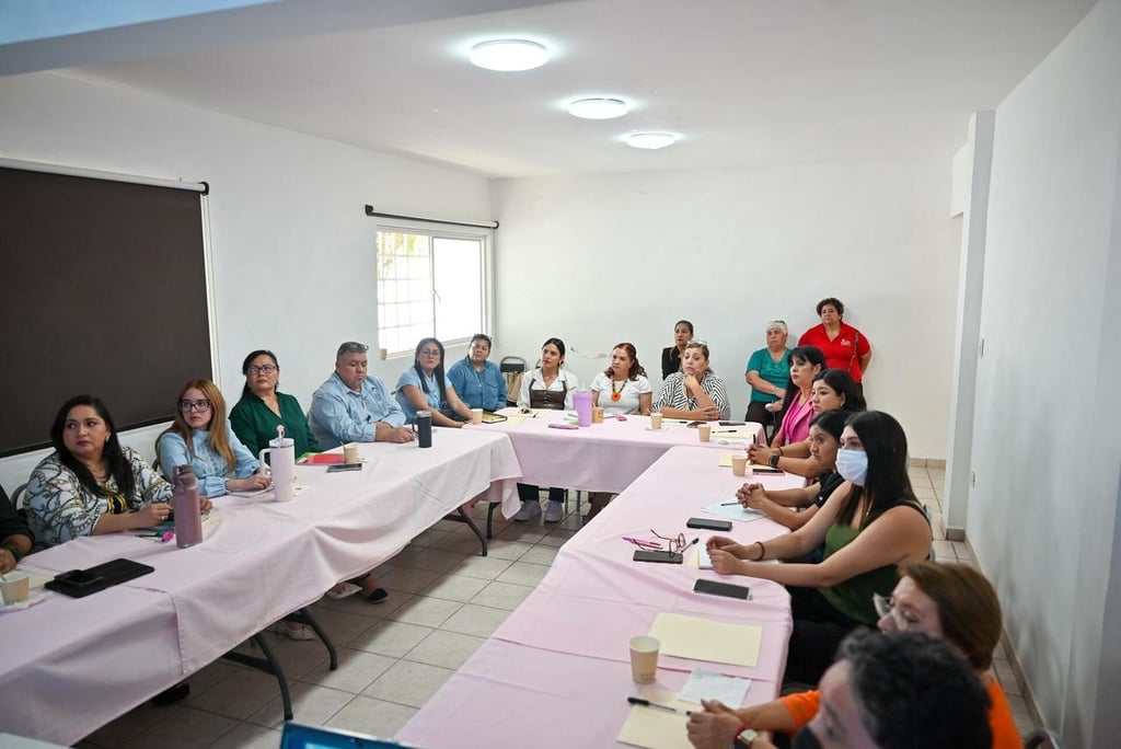 Presencia. Personal de los Institutos Municipales de la Mujer de Lerdo y Gómez Palacio acudió a capacitación.