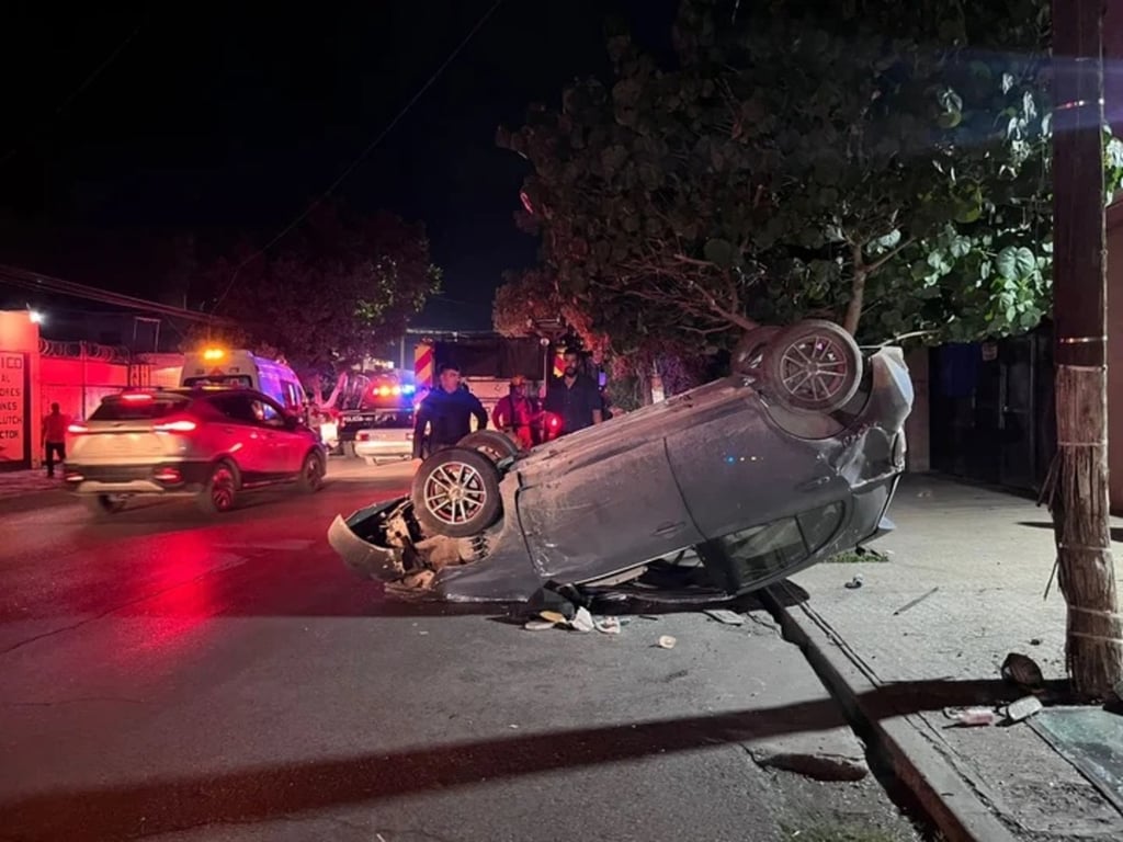 Caso. Un vehículo terminó volcado en la Zona Centro de Gómez Palacio, este martes por la noche.