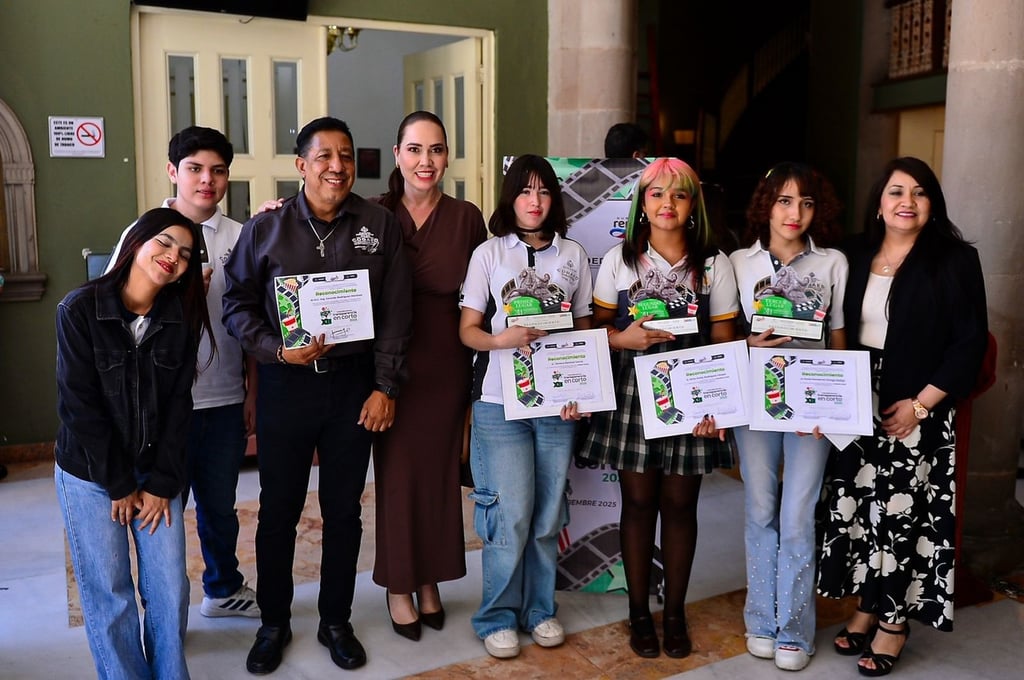 Logro. Son los estudiantes que ganaron el concurso estatal de contralorías y son del Cobaed de Lerdo.