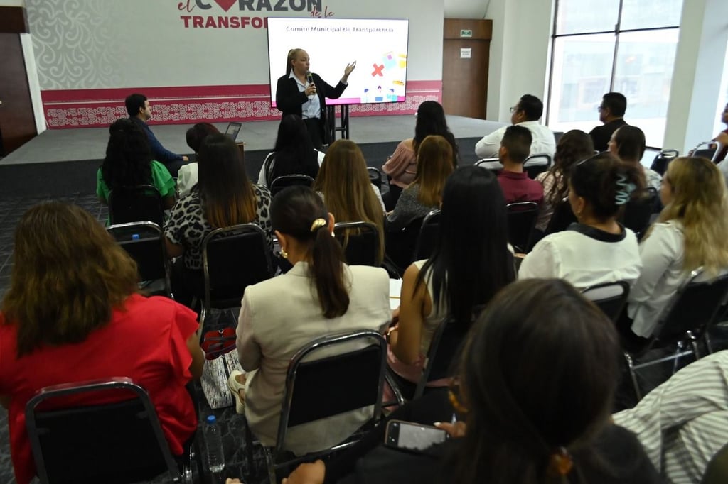 Asistencia. Servidores públicos de las diferentes dependencias municipales acudieron a una sesión de capacitación sobre transparencia y acceso a la información.