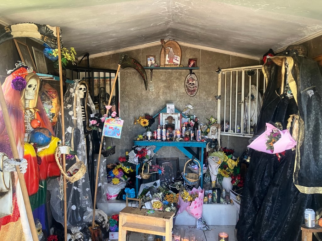 Atención. Todos los creyentes de la Santa Muerte que visitan la capilla de la carretera Durango-Mazatlán lo hacen con respeto y devoción, ofreciéndole múltiples regalos por los favores recibidos o en su caso realizan peticiones a diferentes situaciones.
