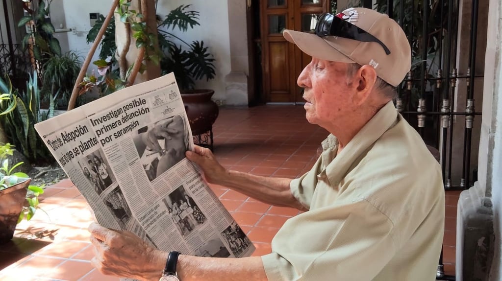A sus 95 años, Don Arturo no deja de leer El Siglo de Durango