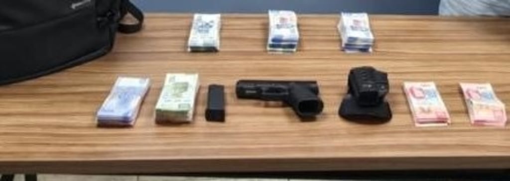 Caso. Aseguraron un arma de fuego y más de 300 mil pesos en la carretera libre Durango-Gómez Palacio.