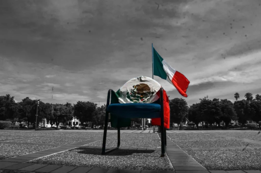 Reclaman ausencia de Sheinbaum en Culiacán y colocan una silla vacía en Palacio de Gobierno