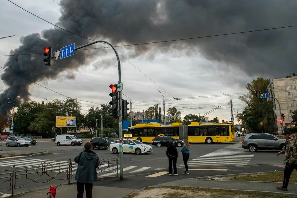 Rusia lanza misiles y drones en Kiev y deja al menos cuatro muertos