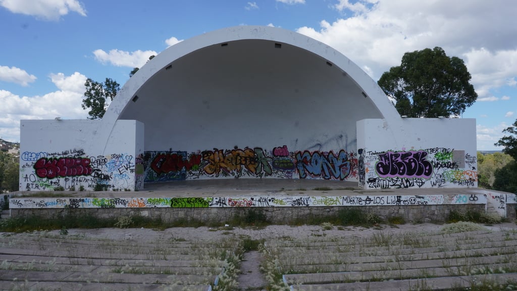Estructura. La forma semicircular de la Concha Acústica permite proyección acústica natural, pensada para espectáculos sin amplificación excesiva, como conciertos de carácter folk o regional, así como obras de teatro.