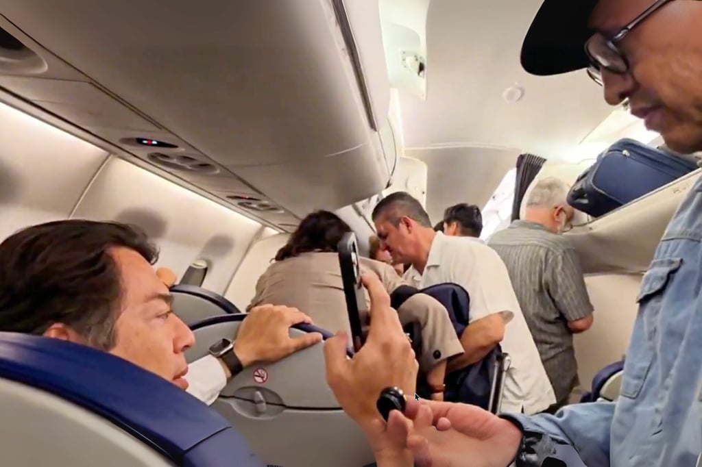 Mario Delgado, titular de la SEP y periodista, pelean en el aeropuerto durante el retraso de un vuelo