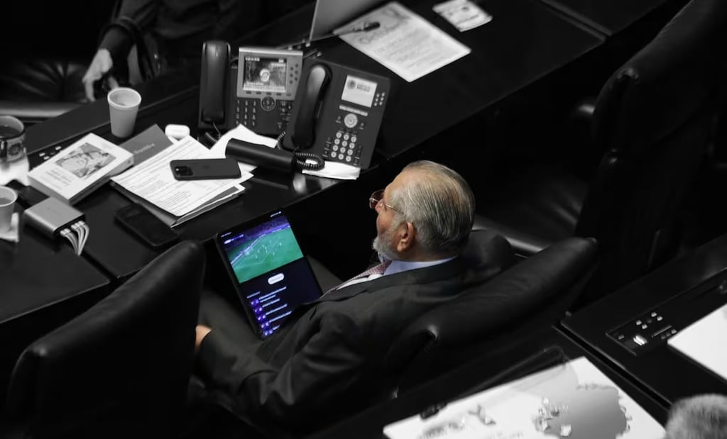 En pleno Senado, Adán Augusto ve partido del Barça mientras comparece secretario de Hacienda