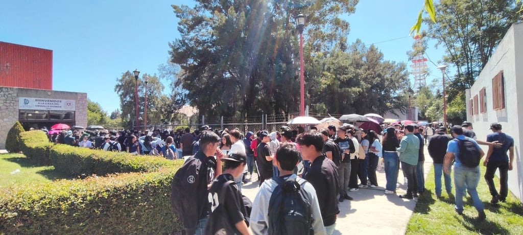 Filas. Detectaron a estudiantes de prepa con credenciales falsas que habían acudido a votar en las elecciones para renovar la Sociedad de Alumnos.