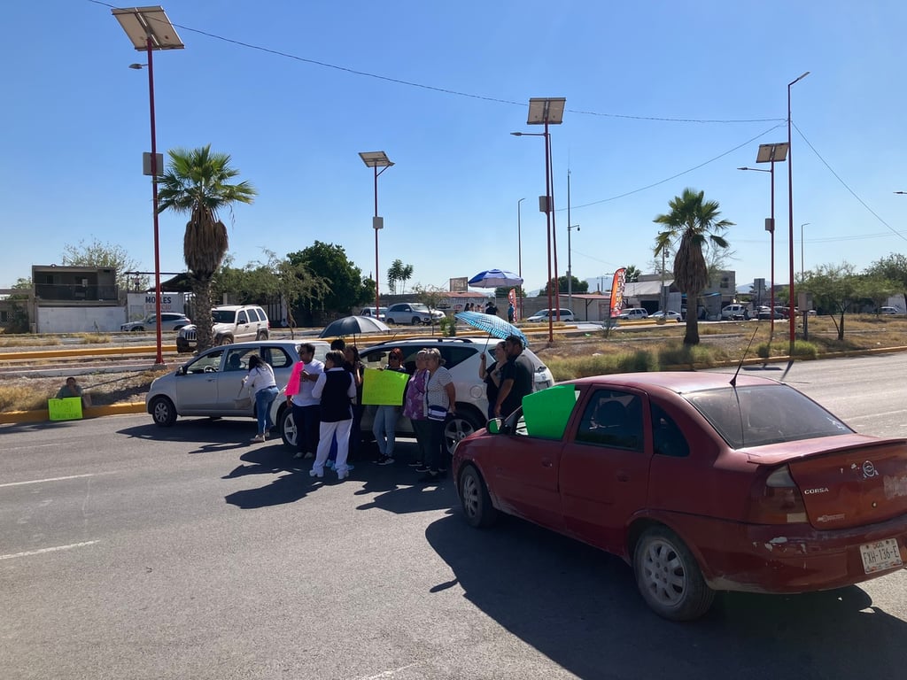 Postura. Personal del Hospital General de Lerdo bloqueó la circulación por el periférico, en protesta por el despido de varios trabajadores.