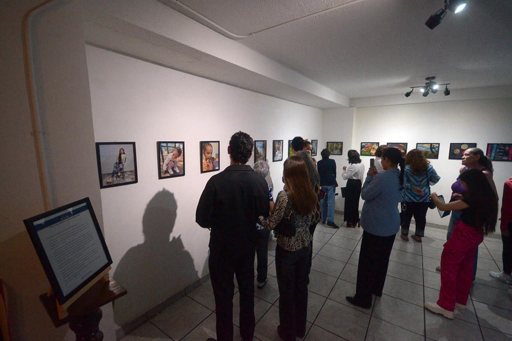 La muestra estará abierta al público en el café por lo menos dos semanas más.